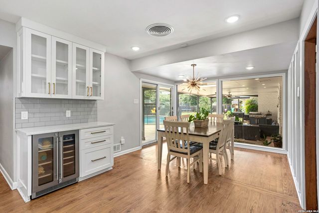 906 E CEDAR ST, Seguin, TX 78155