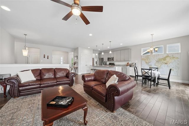 2384 Chemin Avenue, St Charles, MO 63301