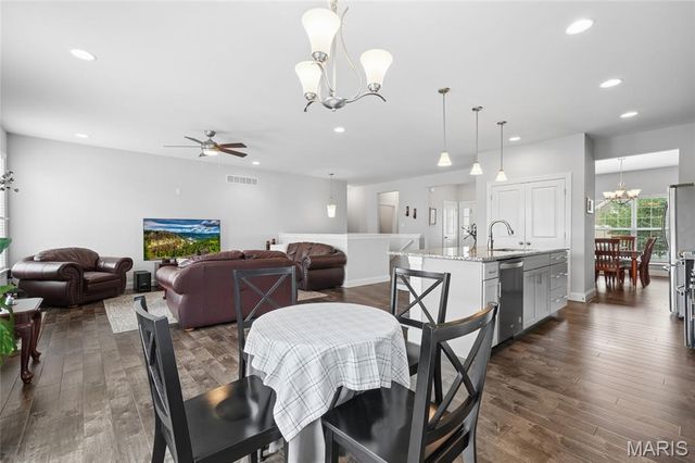 2384 Chemin Avenue, St Charles, MO 63301