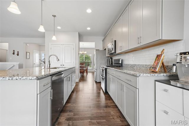 2384 Chemin Avenue, St Charles, MO 63301