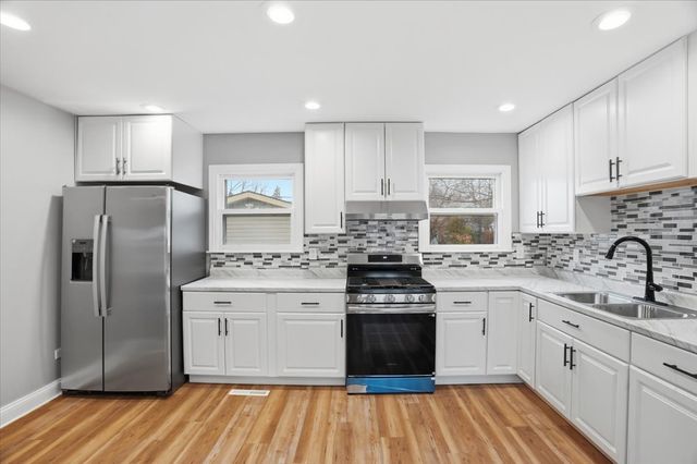 2320 W CHEYENNE Road, Waukegan, IL 60087