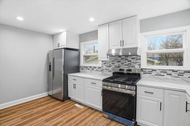 2320 W CHEYENNE Road, Waukegan, IL 60087