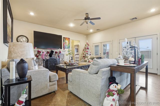 2413 W 109th Street S, Jenks, OK 74037