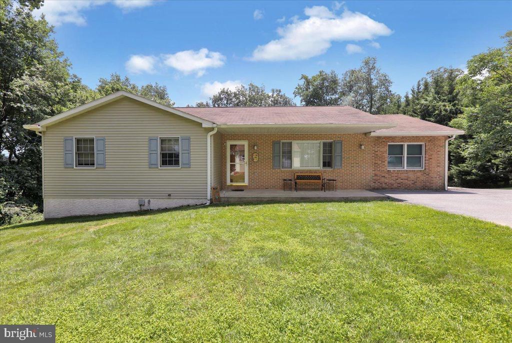 70 MCEWEN LN, Elverson, PA 19520