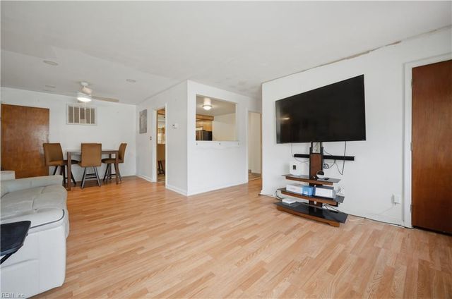 709 McLawhorne DR, Newport News, VA 23605