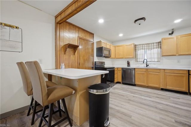 709 McLawhorne DR, Newport News, VA 23605