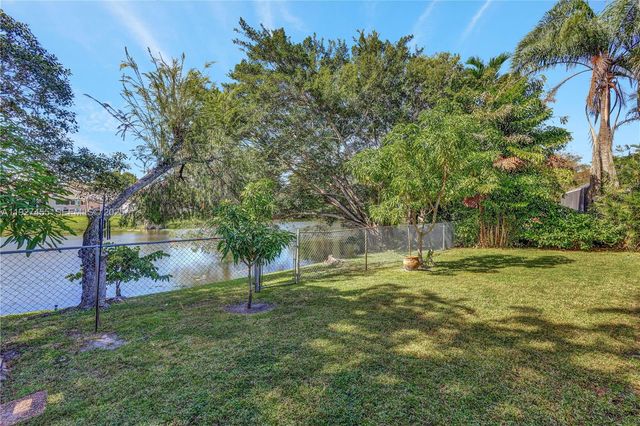8674 SW 50th St, Cooper City, FL 33328