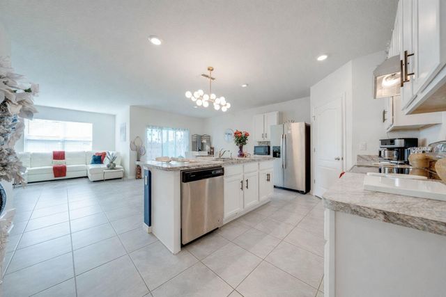 1242 IGUANA LOOP, Davenport, FL 33897