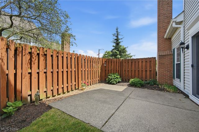 26 Hudson Common Drive, Hudson, OH 44236