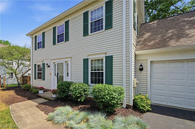 26 Hudson Common Drive, Hudson, OH 44236