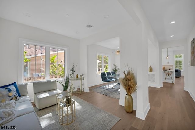 94 E Cedar St, Livingston Twp., NJ 07039