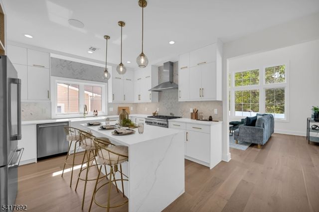 94 E Cedar St, Livingston Twp., NJ 07039