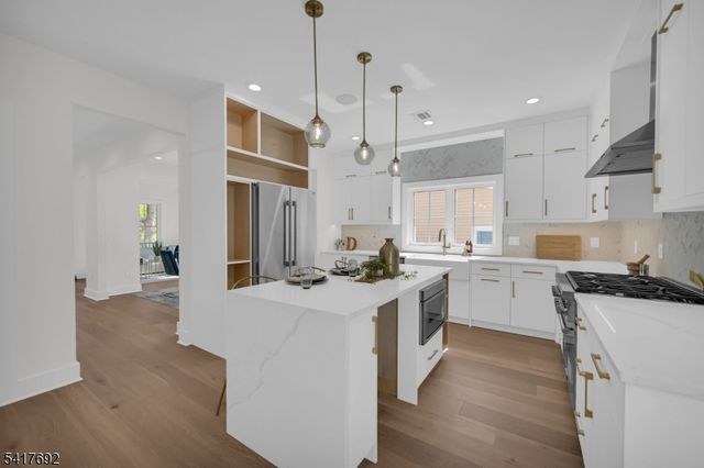 94 E Cedar St, Livingston Twp., NJ 07039