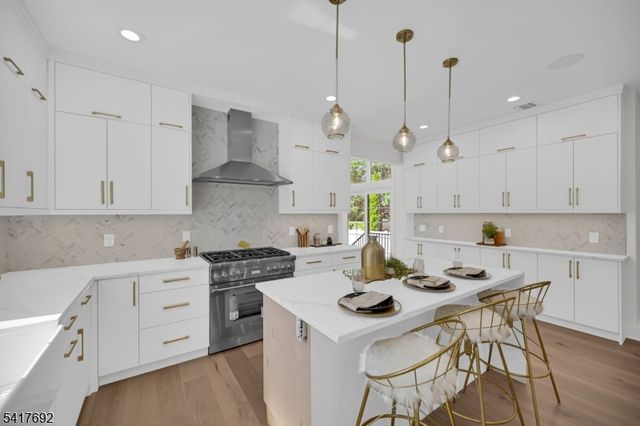 94 E Cedar St, Livingston Twp., NJ 07039