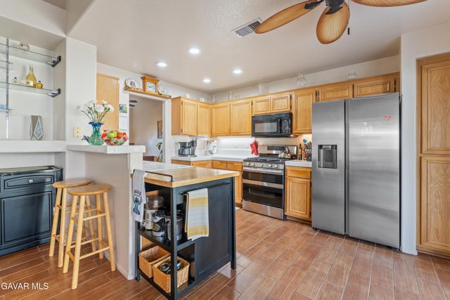 3425 Summer Breeze Avenue, Rosamond, CA 93560