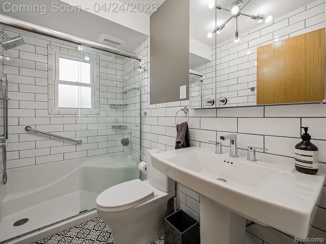 3433 Hillside Drive, Royal Oak, MI 48073