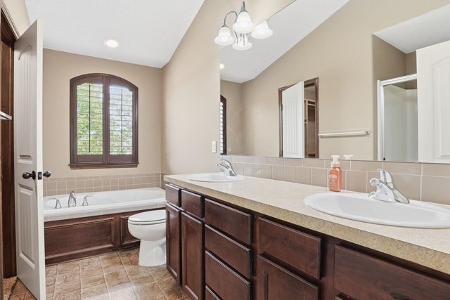 2615 N Woodridge Ct, Wichita, KS 67226