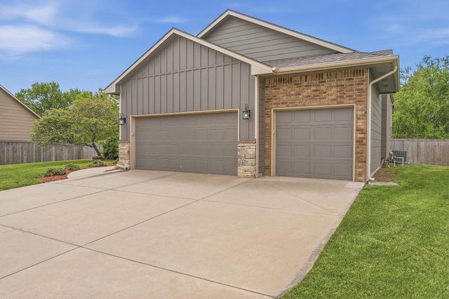 2615 N Woodridge Ct, Wichita, KS 67226