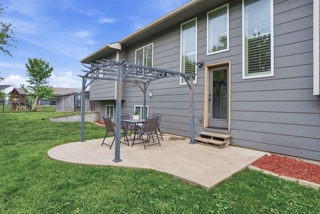 2615 N Woodridge Ct, Wichita, KS 67226