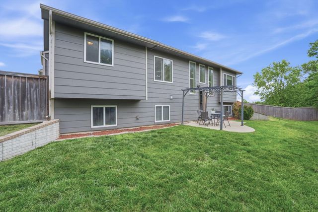 2615 N Woodridge Ct, Wichita, KS 67226