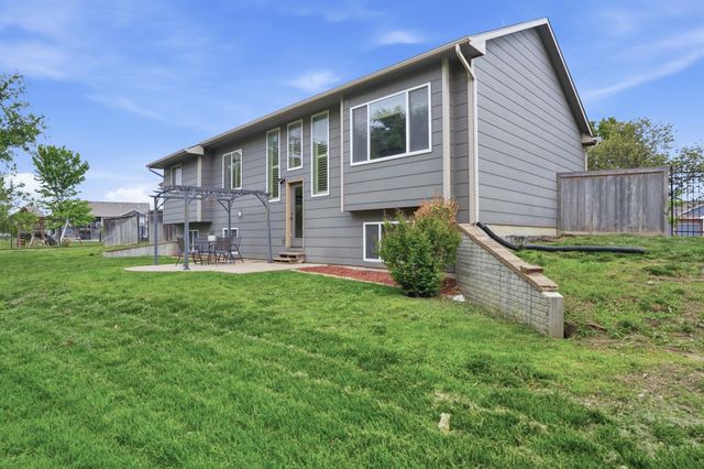 2615 N Woodridge Ct, Wichita, KS 67226