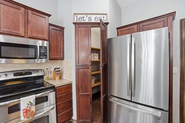 2615 N Woodridge Ct, Wichita, KS 67226