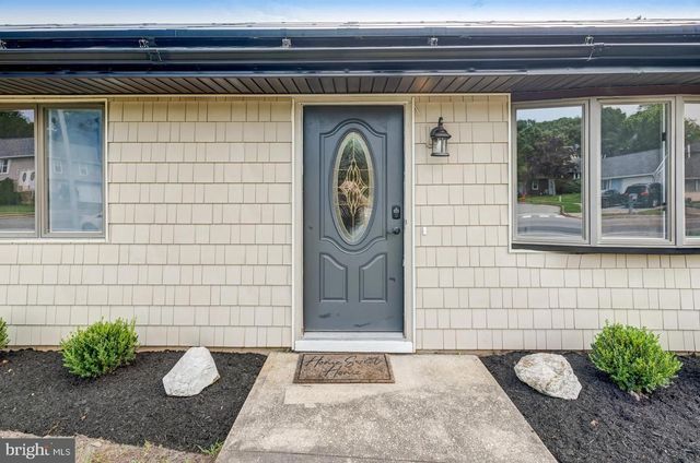56 GEORGETOWN BLVD, Barnegat, NJ 08005