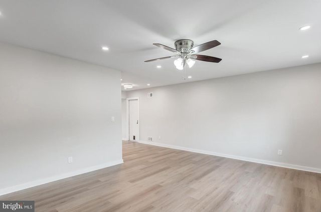 56 GEORGETOWN BLVD, Barnegat, NJ 08005