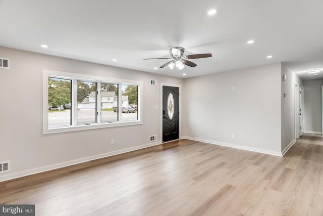 56 GEORGETOWN BLVD, Barnegat, NJ 08005