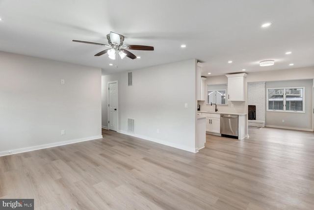 56 GEORGETOWN BLVD, Barnegat, NJ 08005