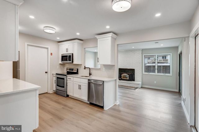 56 GEORGETOWN BLVD, Barnegat, NJ 08005