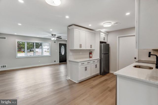 56 GEORGETOWN BLVD, Barnegat, NJ 08005