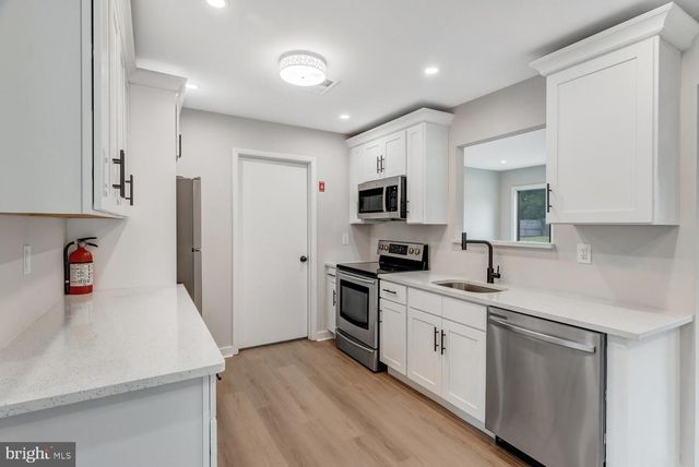 56 GEORGETOWN BLVD, Barnegat, NJ 08005