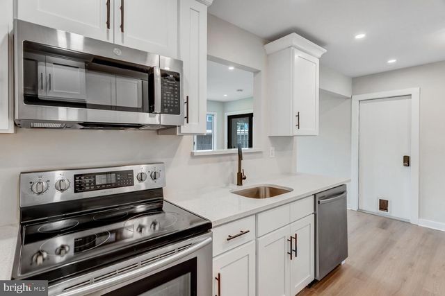 56 GEORGETOWN BLVD, Barnegat, NJ 08005