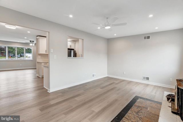 56 GEORGETOWN BLVD, Barnegat, NJ 08005
