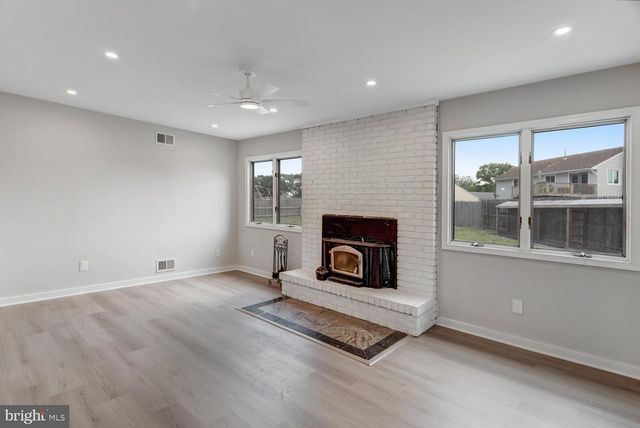 56 GEORGETOWN BLVD, Barnegat, NJ 08005