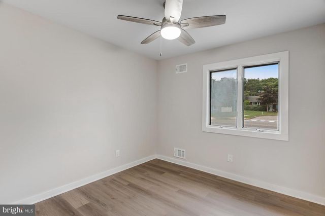 56 GEORGETOWN BLVD, Barnegat, NJ 08005