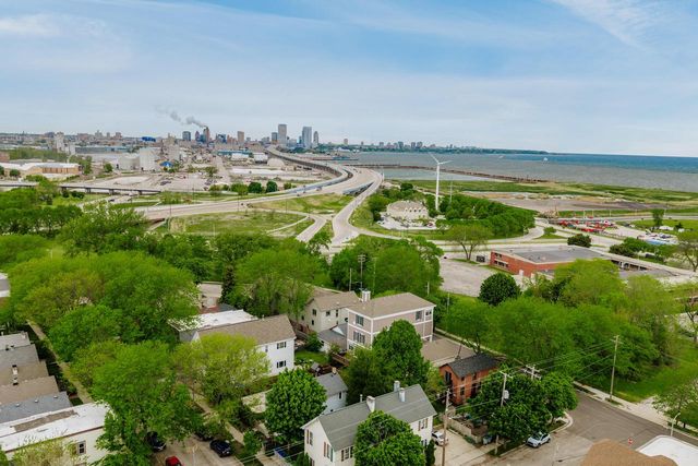 2425 S Superior STREET, Milwaukee, WI 53207
