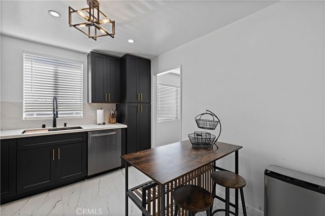 15080 Victory 205, Van Nuys, CA 91411