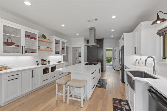 350 Pecan Creek Drive, Henderson, TX 75654
