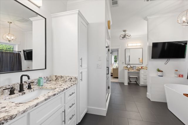 350 Pecan Creek Drive, Henderson, TX 75654