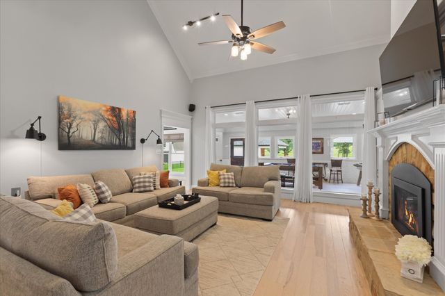 350 Pecan Creek Drive, Henderson, TX 75654