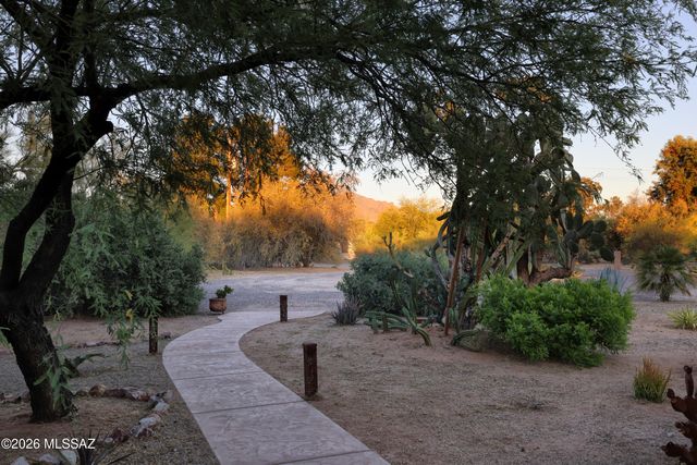 8915 N Hopdown Avenue, Tucson, AZ 85742