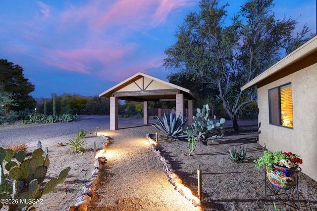 8915 N Hopdown Avenue, Tucson, AZ 85742