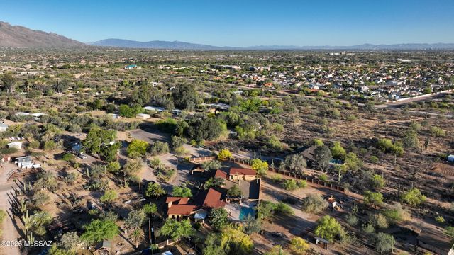 8915 N Hopdown Avenue, Tucson, AZ 85742