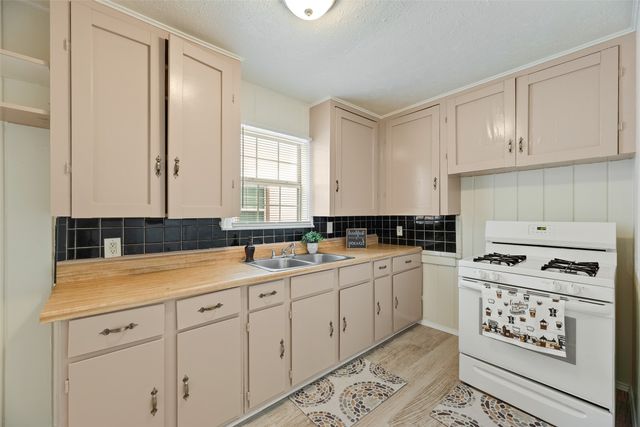 912 Clairemont Avenue, Fort Worth, TX 76103