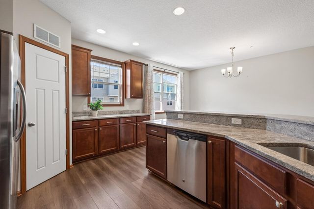 1957 Commonwealth Boulevard 4, Chanhassen, MN 55317