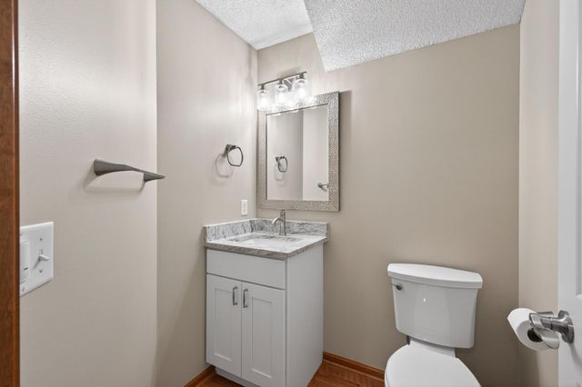 1957 Commonwealth Boulevard 4, Chanhassen, MN 55317