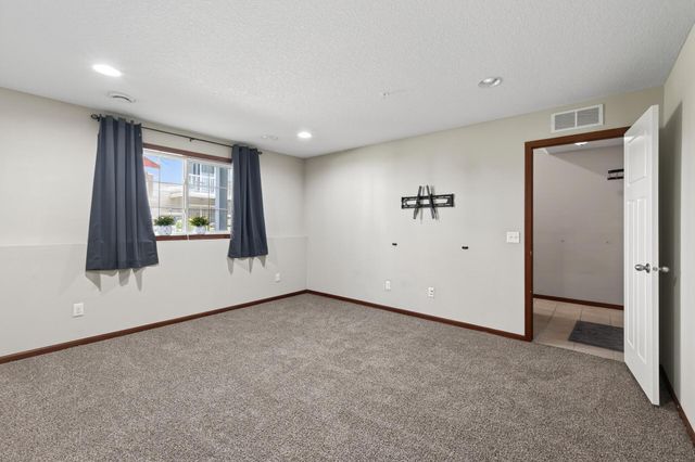 1957 Commonwealth Boulevard 4, Chanhassen, MN 55317