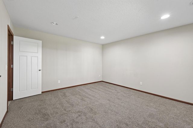 1957 Commonwealth Boulevard 4, Chanhassen, MN 55317